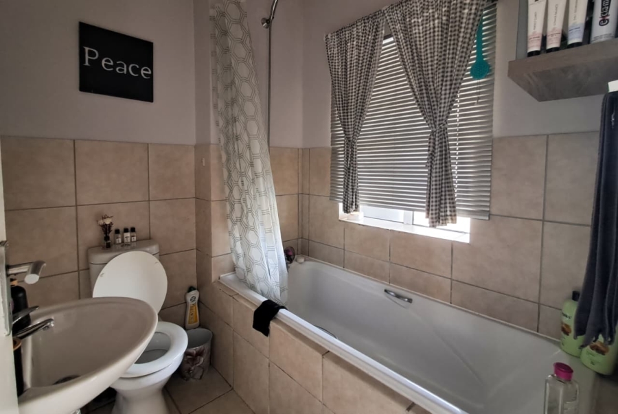 To Let 2 Bedroom Property for Rent in Kraaifontein East Western Cape